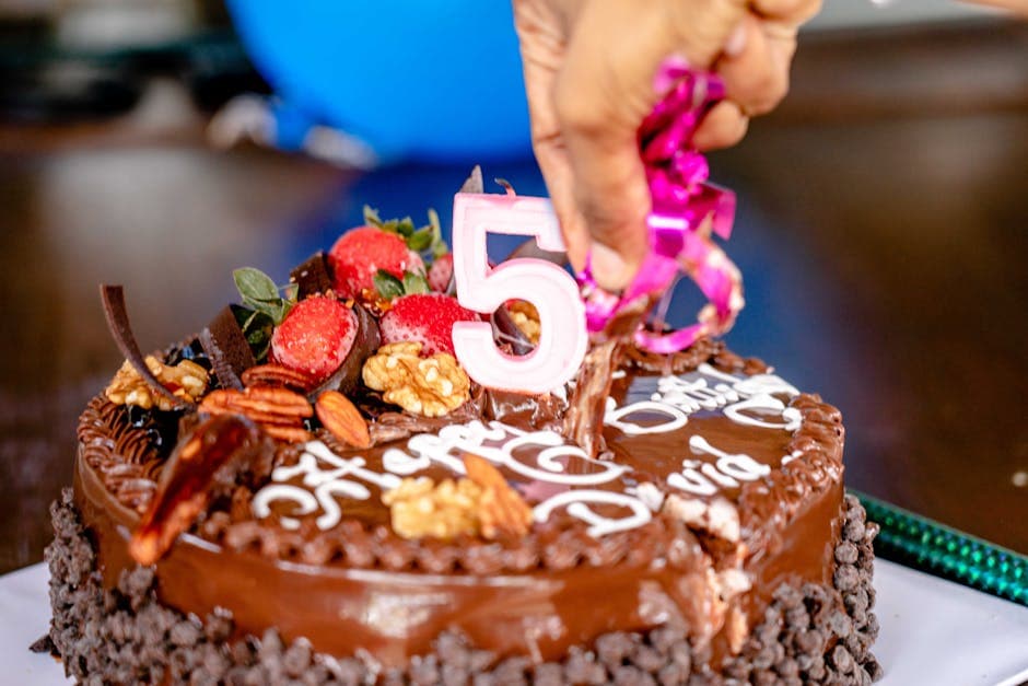 Gâteau d'anniversaire décoré posé sur une table