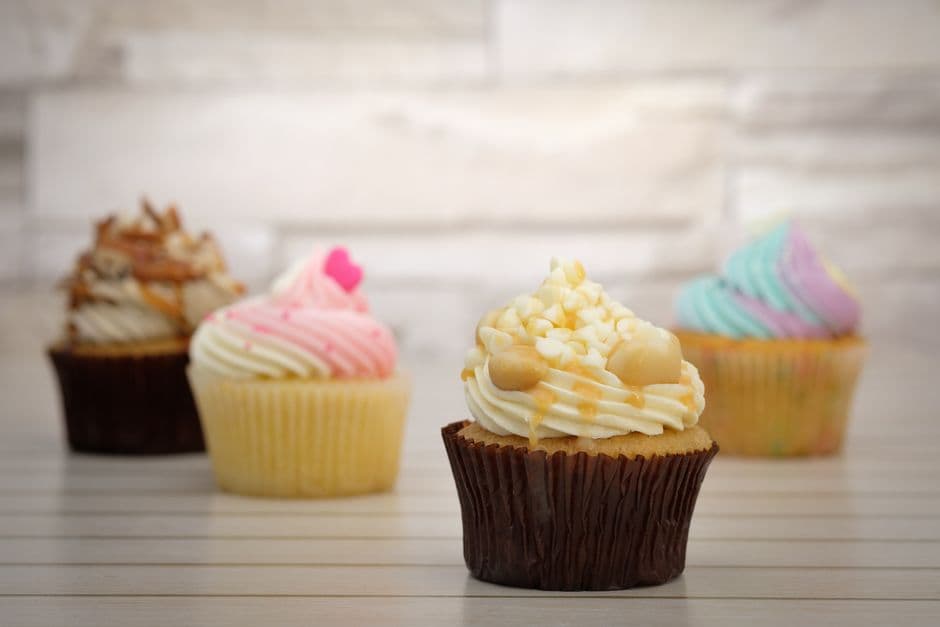 Présentation colorée de cupcakes sur une table