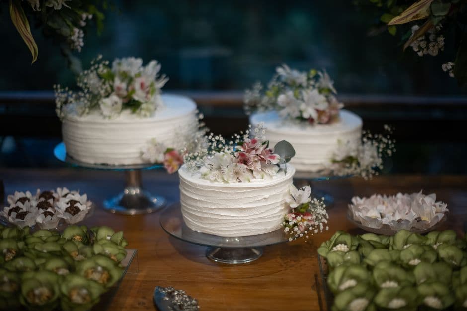 Gâteau à étages décoré présenté sur un présentoir