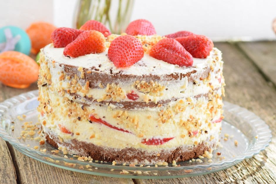 Gâteau à étages fait maison aux fraises sur une table en bois