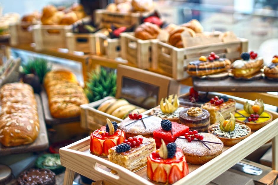 Assortiment de gâteaux faits maison posés sur une table en bois
