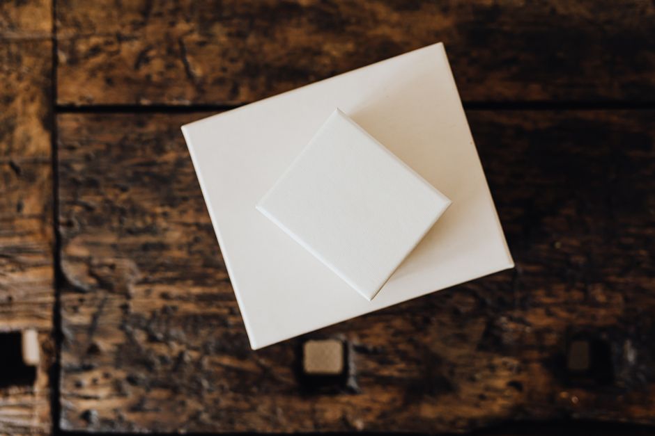 Boîtes à gâteaux blanches empilées sur une table
