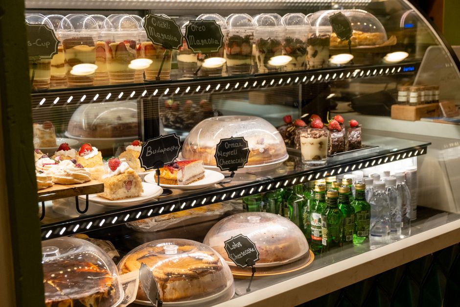 Présentoir de gâteaux variés dans une pâtisserie