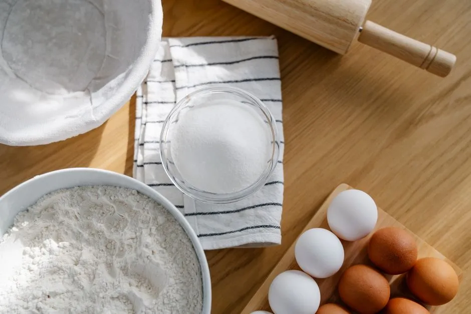Ingrédients de pâtisserie disposés sur un plan de travail