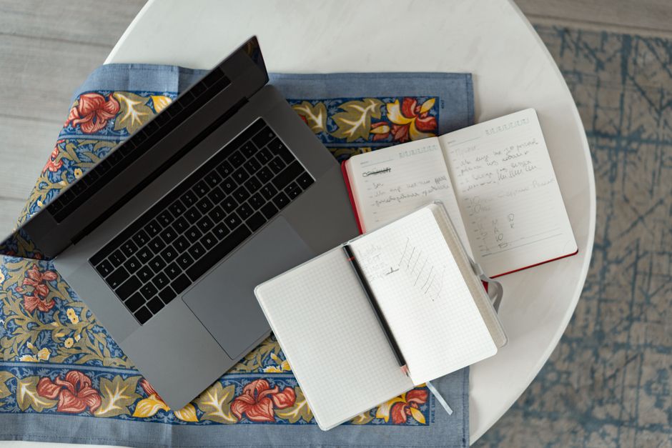 Reçus et carnet de comptes posés sur un bureau