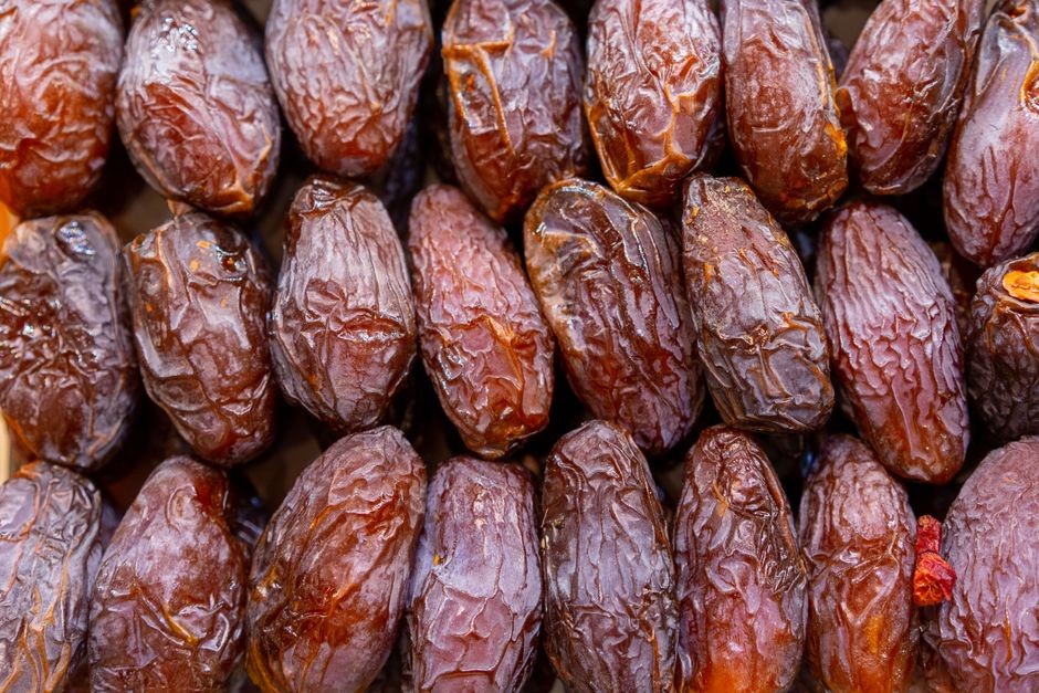 Dattes brillantes rangées en lignes serrées