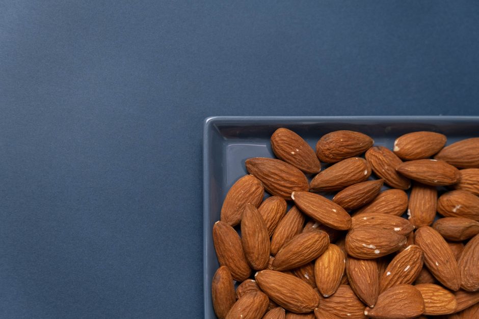 Amandes entières présentées dans un plat