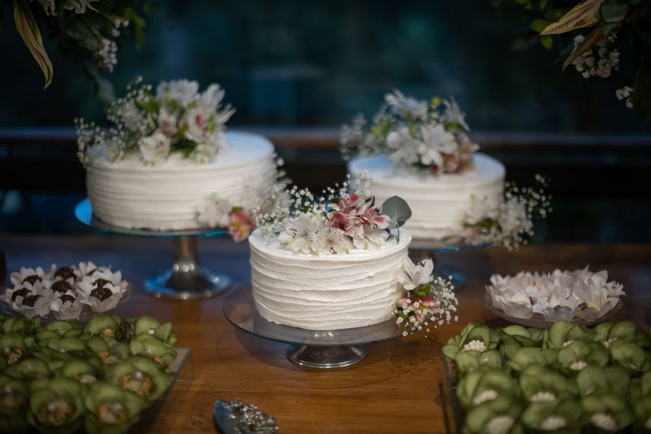 Gâteau à étages glacé posé sur un présentoir