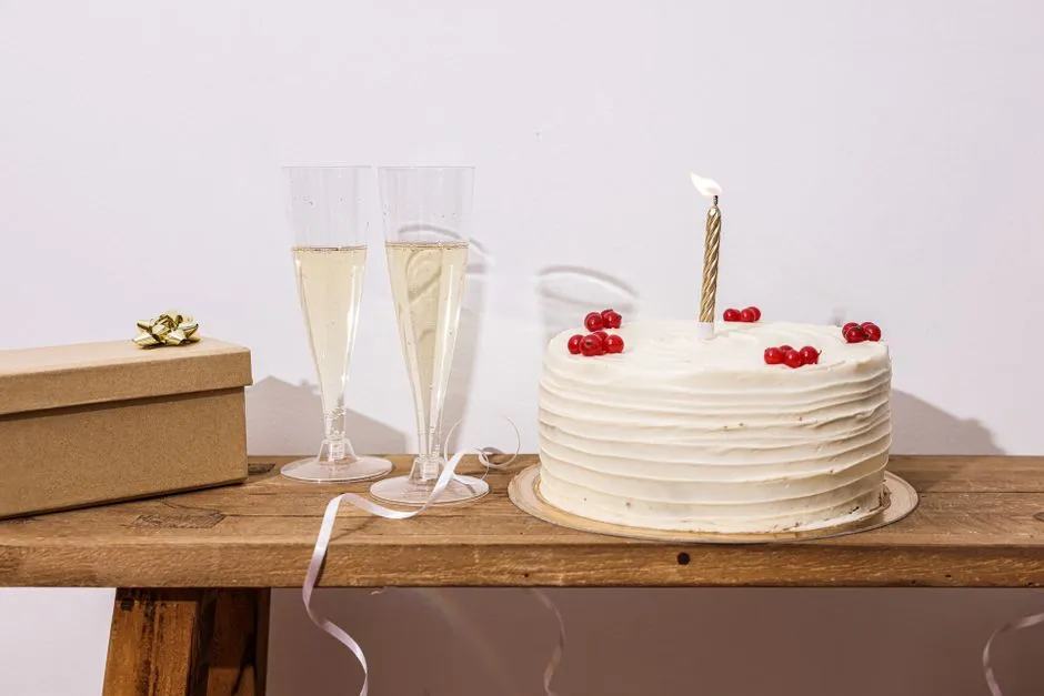 Gâteau d'anniversaire décoré avec bougies sur une table