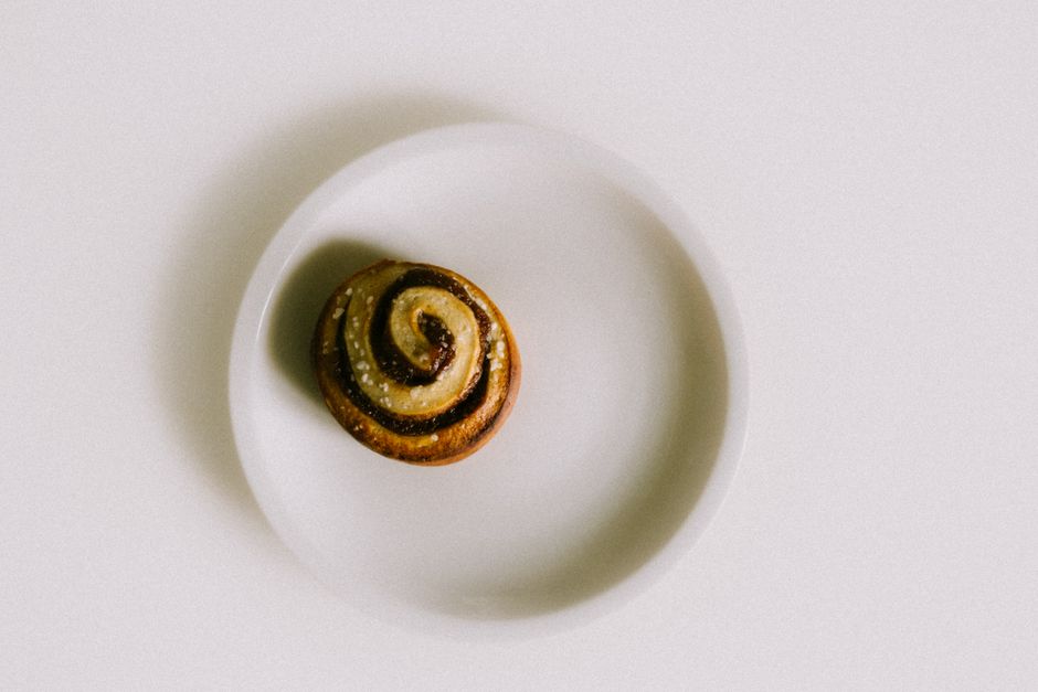 Cinnamon roll maison au glaçage, gros plan