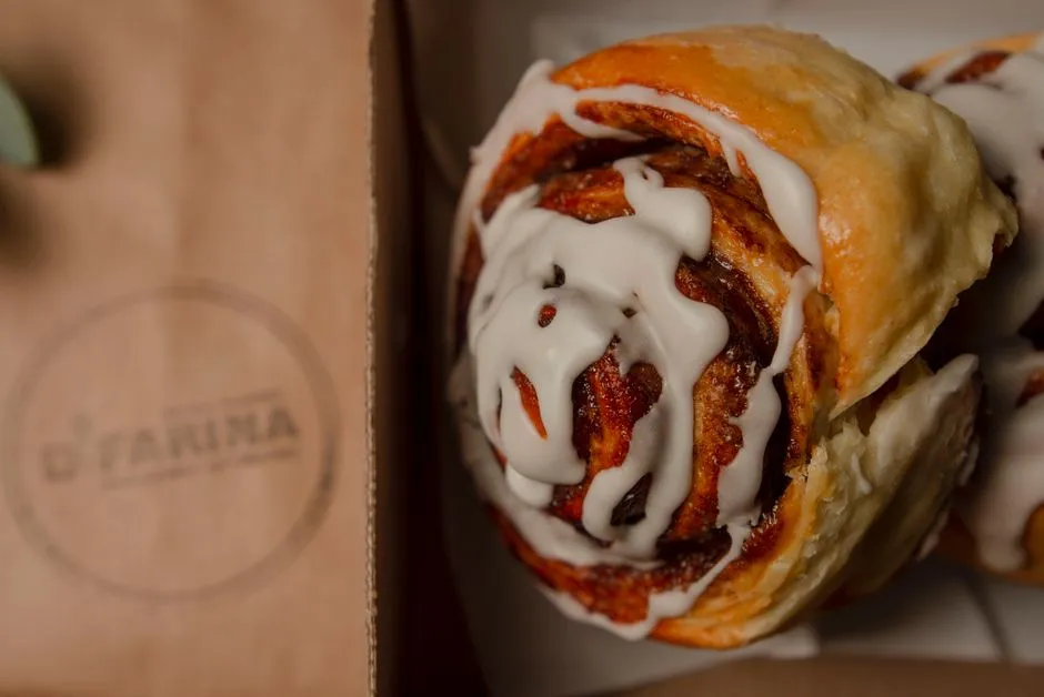 Cinnamon rolls faits maison glacés sur un plateau