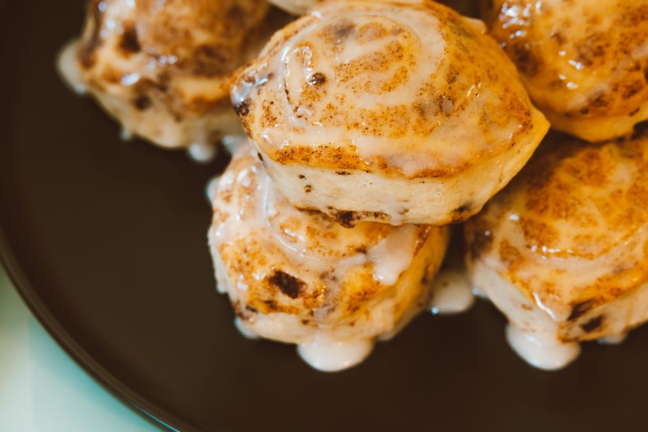Cinnamon rolls maison glacés servis dans une assiette