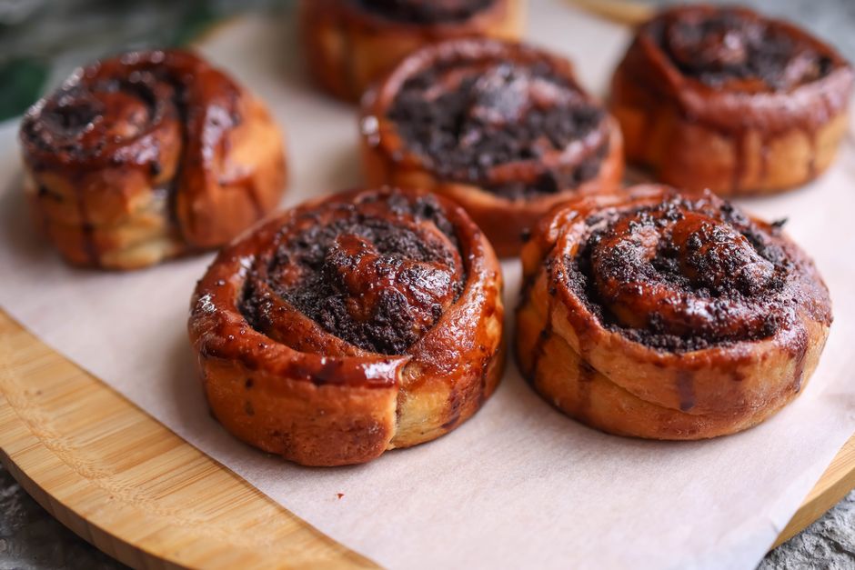 Gros plan sur un cinnamon roll moelleux et glacé