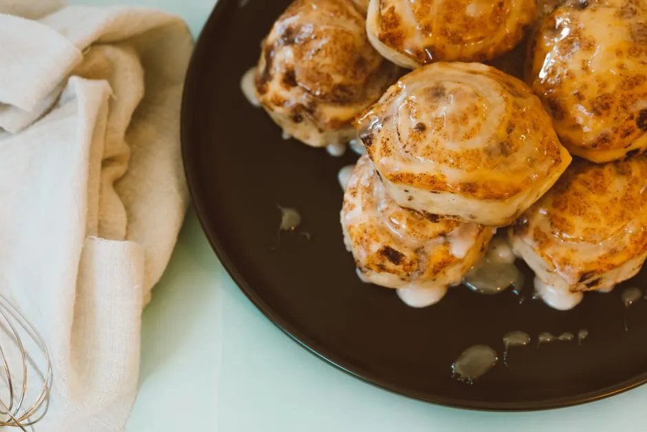 Cinnamon rolls faits maison glacés sur un plateau