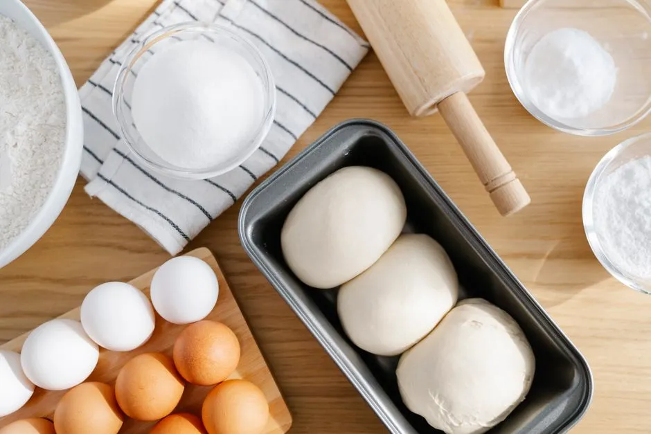 Ingrédients et ustensiles de pâtisserie posés sur une table