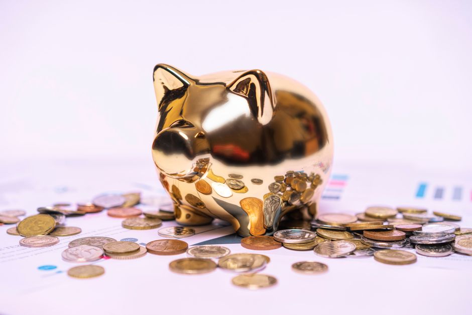 Tirelire et pièces, symbole de revenus qui augmentent
