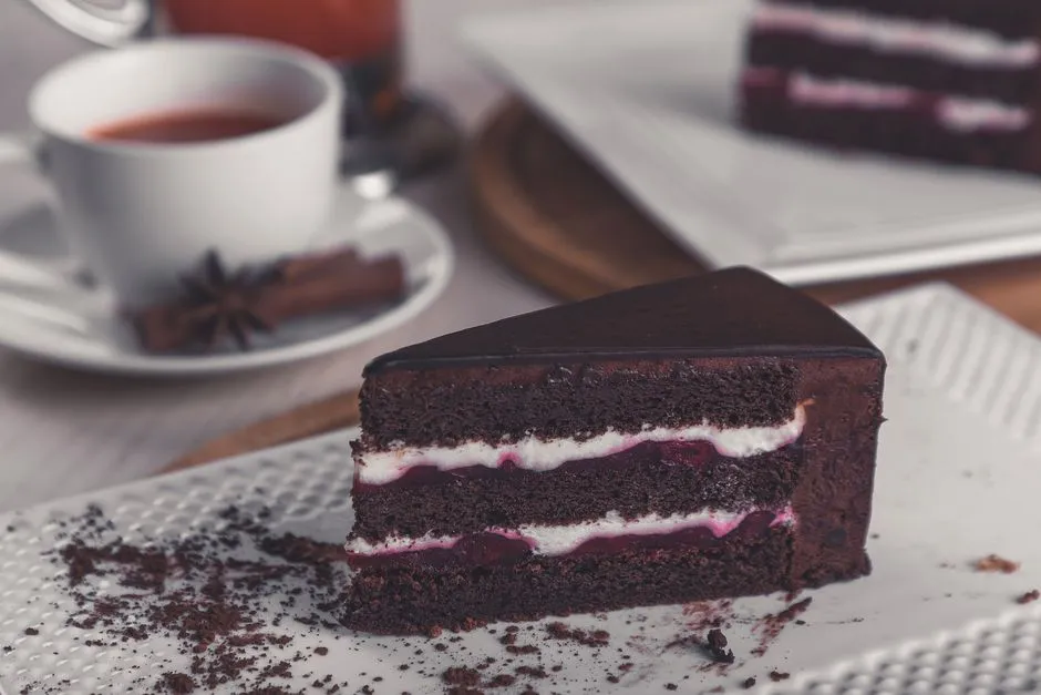 Part de gâteau au chocolat fourré sur une assiette