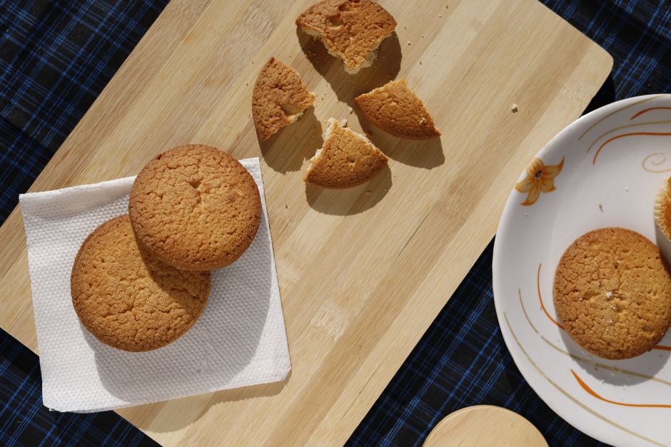 Assortiment de cookies et de sablés aux amandes sur une planche en bois