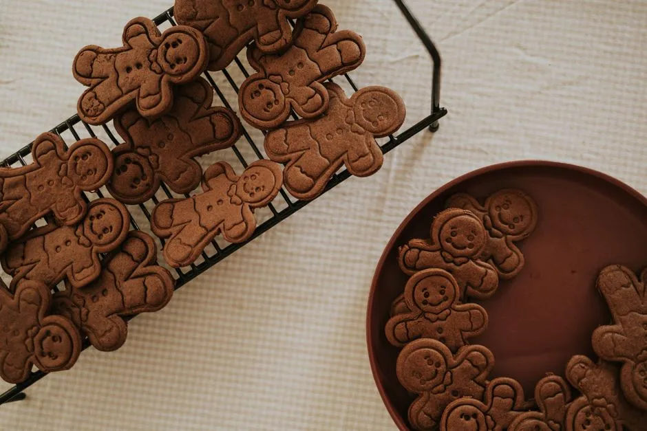 Cookies faits maison qui refroidissent sur une grille