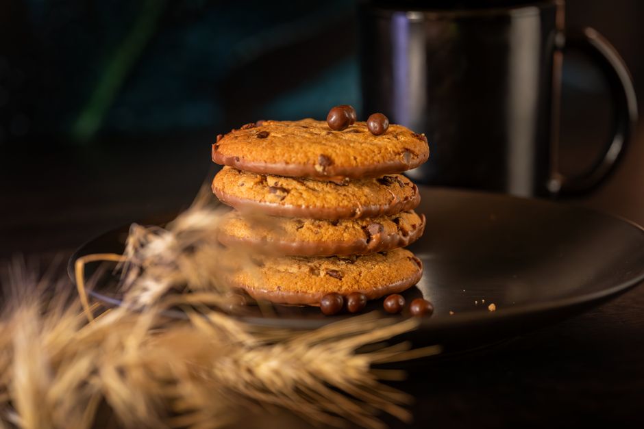Cookies au chocolat empilés sur une assiette en céramique