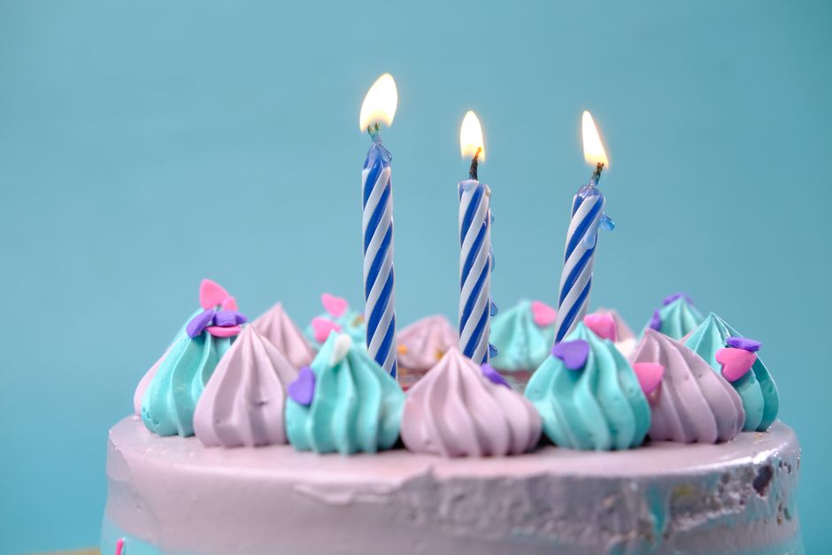 Gâteau d'anniversaire avec des bougies allumées