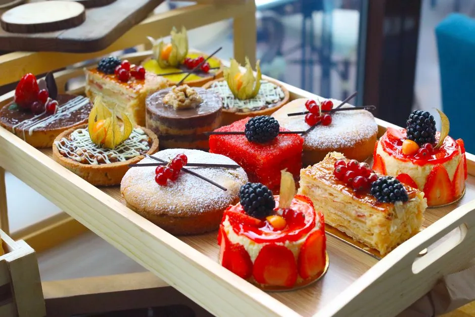 Assortiment coloré de gâteaux et de pâtisseries