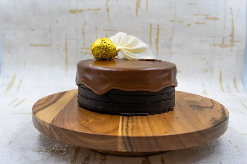 Gâteau au chocolat nappé de ganache sur un présentoir
