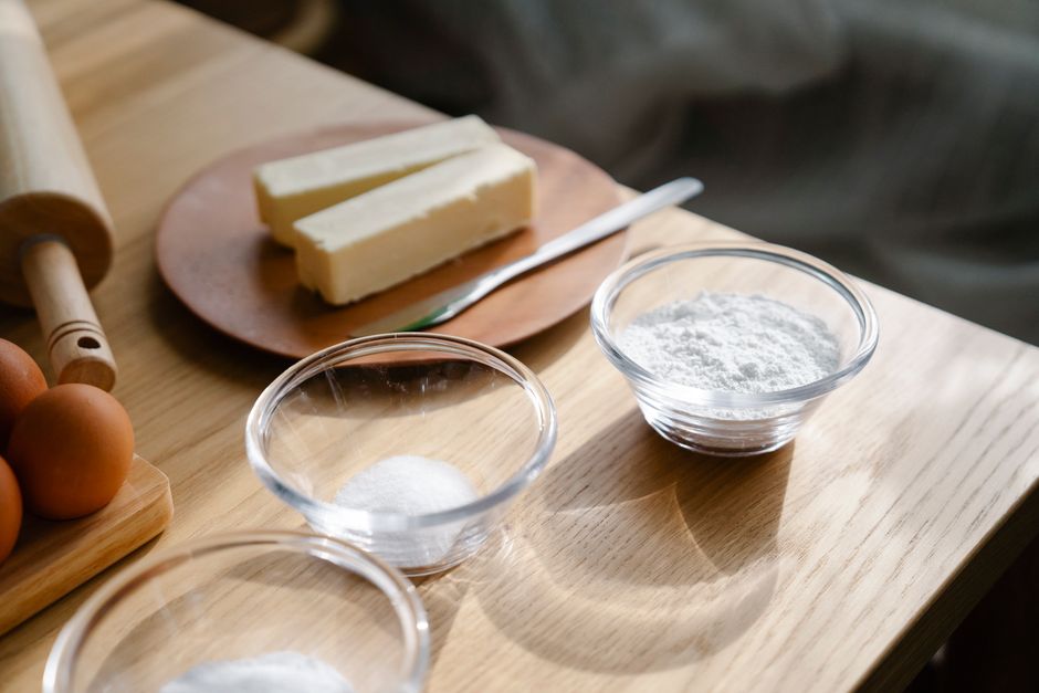 Pâtissière en train de décorer un gâteau