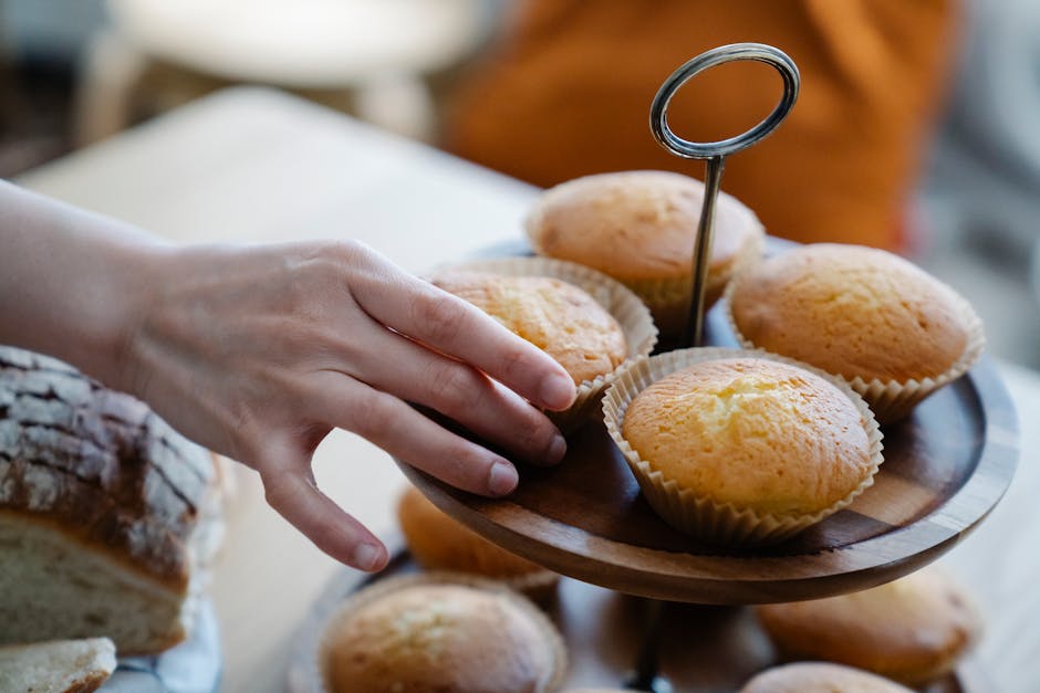 Présentoir de cupcakes dans une pâtisserie