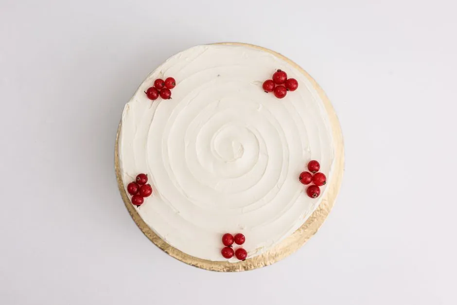 Gâteau d'anniversaire décoré posé sur une table