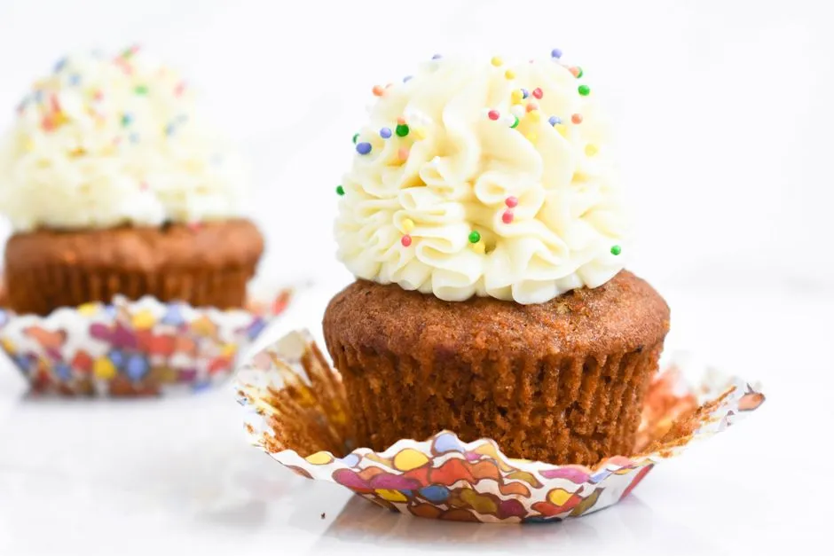 Cupcakes maison au glaçage sur une assiette
