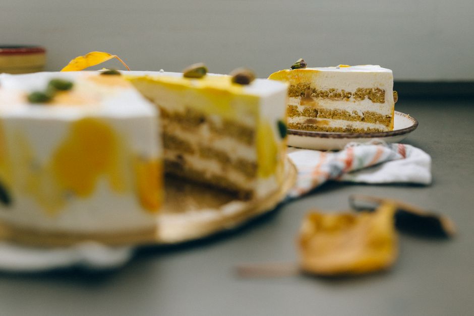 Part de gâteau sur une assiette près d'une fenêtre