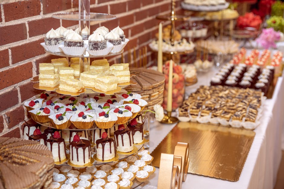 Table de desserts garnie de gâteaux et de pâtisseries