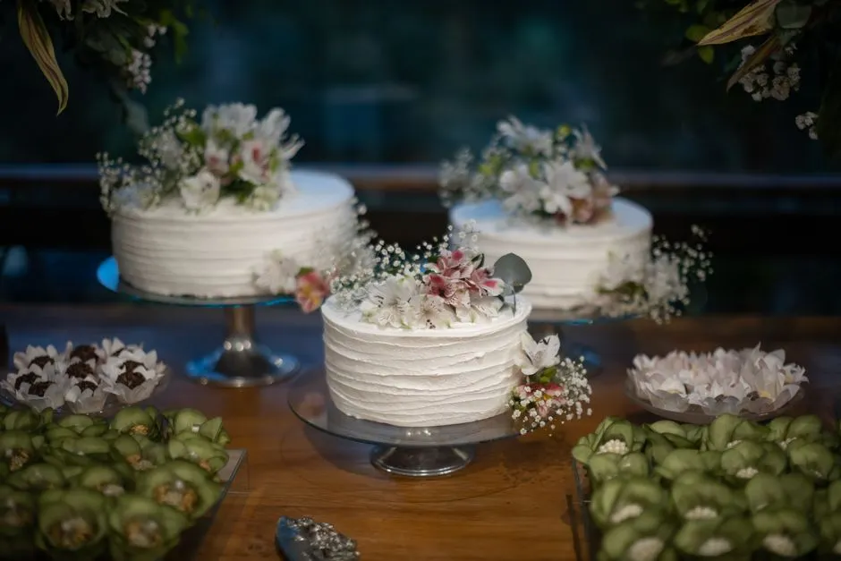 Gâteau à étages décoré présenté sur un présentoir