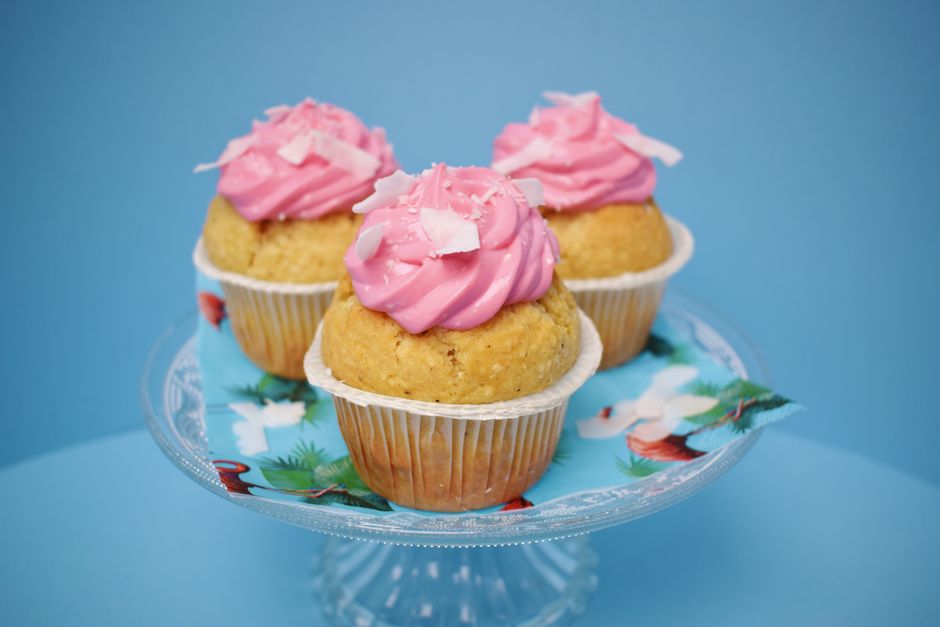 Cupcakes colorés présentés sur un présentoir