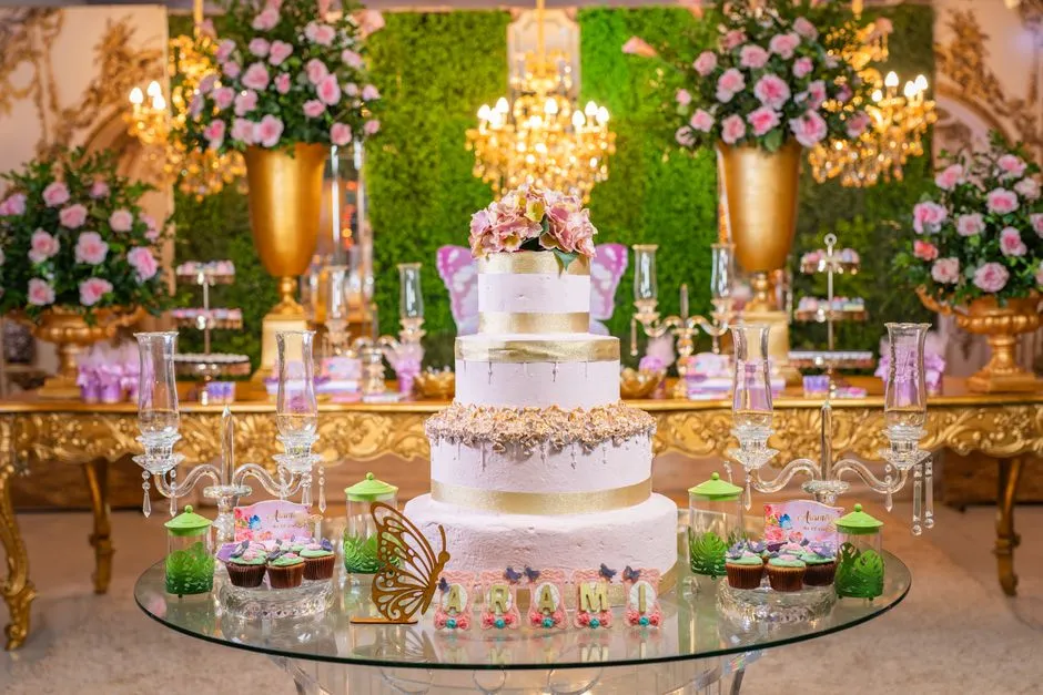 Gâteau d'anniversaire décoré posé sur une table