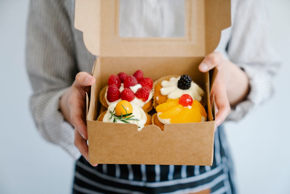 Gâteau emballé dans une boîte prête à livrer