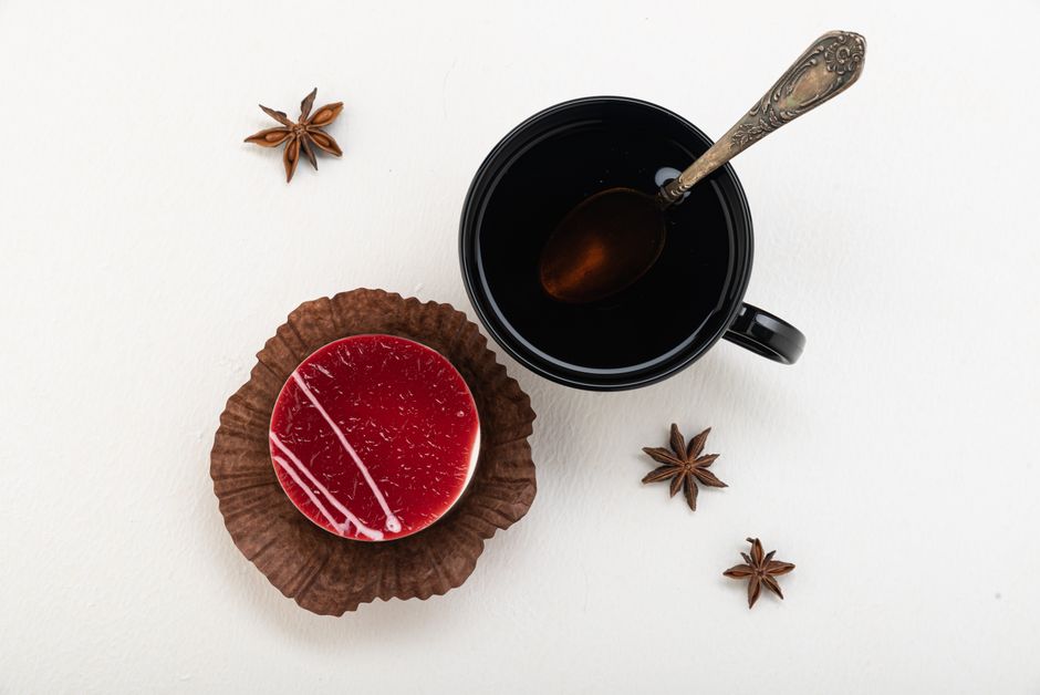 Petits gâteaux présentés sur un plan en marbre, vus de dessus