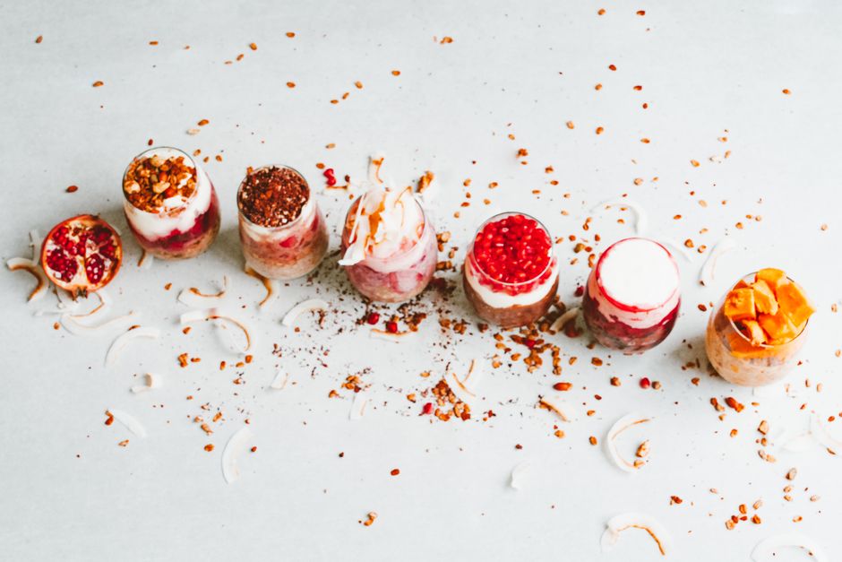 Desserts colorés soigneusement disposés, vus de dessus