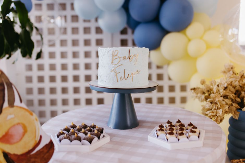 Gâteau élégant présenté sur un présentoir épuré