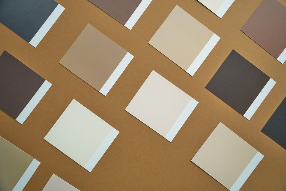 Échantillons de couleurs en éventail sur une table blanche, vus de dessus