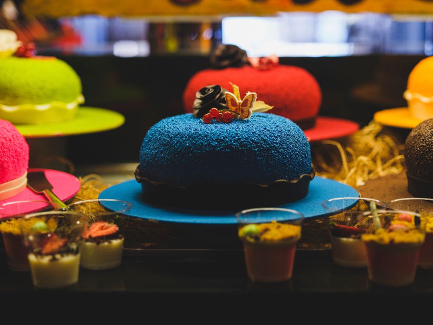 Gâteau à la finition lisse posé sur un présentoir
