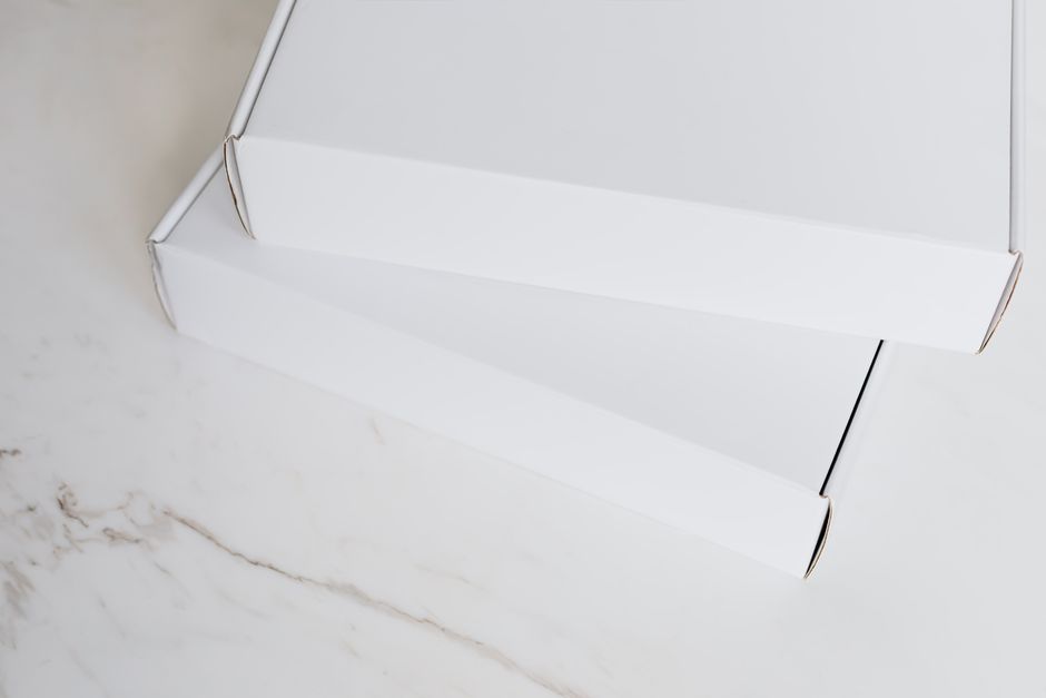 Boîtes à gâteaux blanches empilées sur une table