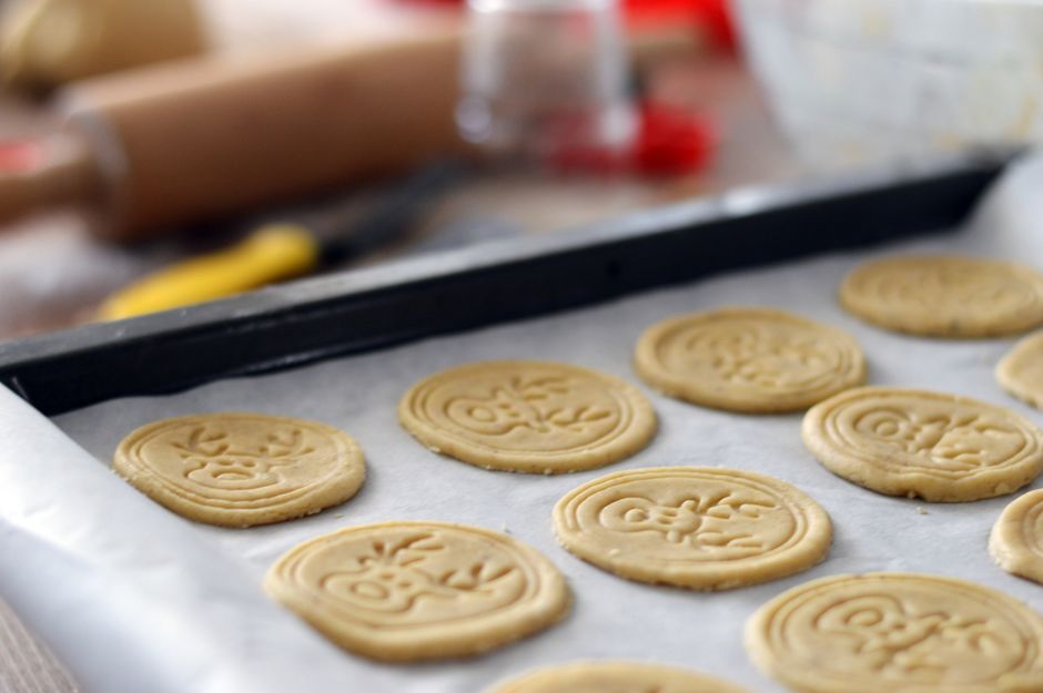 Plaque de cuisson garnie de biscuits, production en série