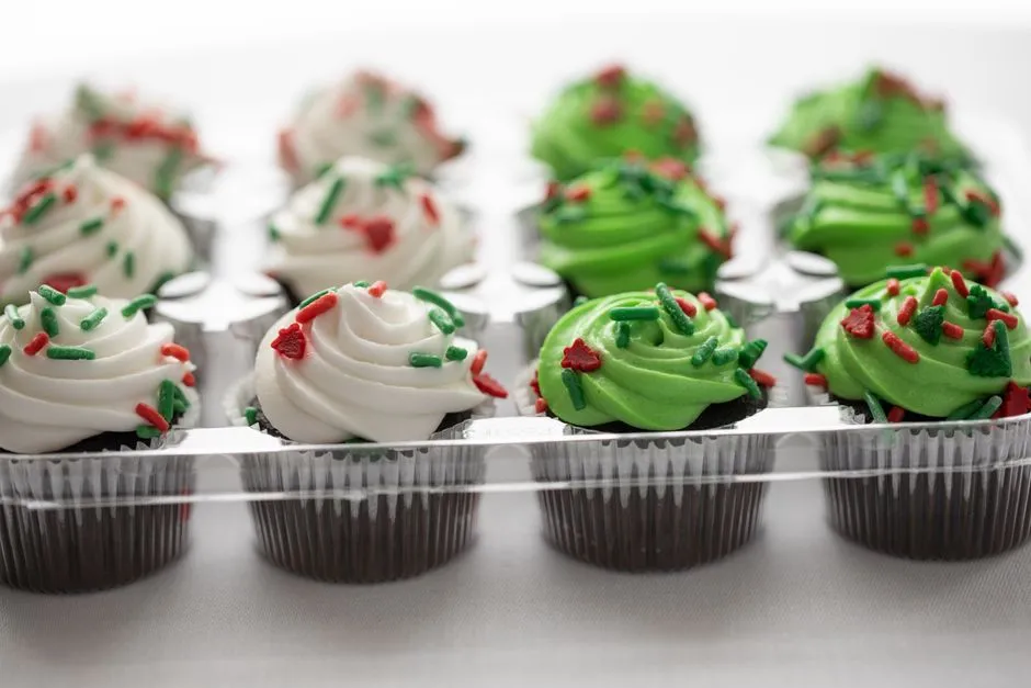 Plateaux de cupcakes colorés présentés sur une table, vus de dessus