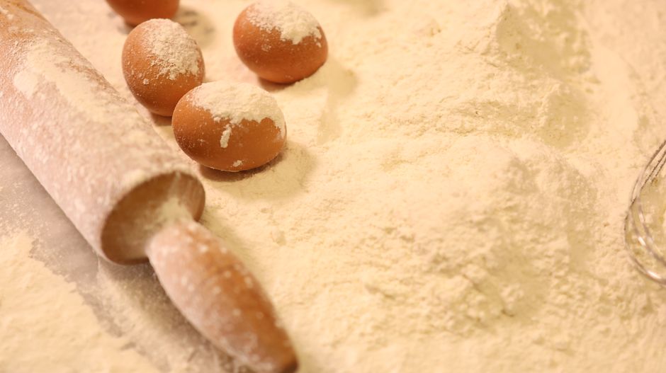 Ingrédients de pâtisserie sur un plan de travail propre