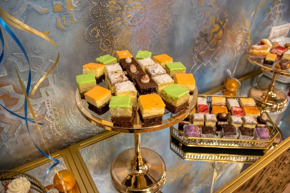 Assortiment de pâtisseries et de gâteaux marocains présentés sur une table