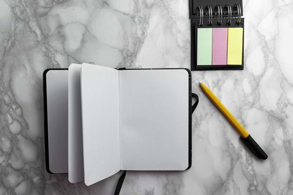 Carnet ouvert et stylo posés sur un bureau