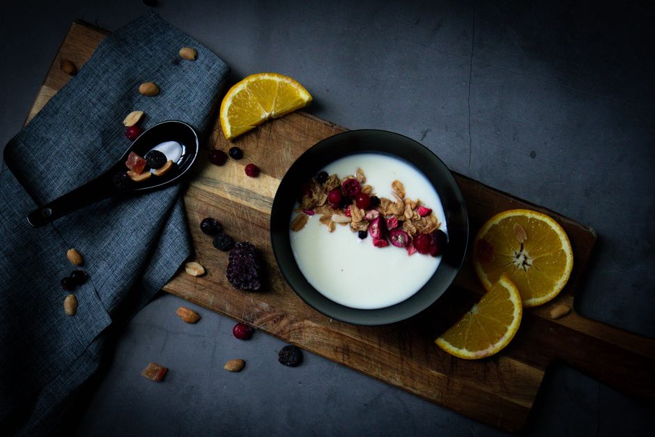Bol de granola au yaourt et aux fruits secs vu de dessus