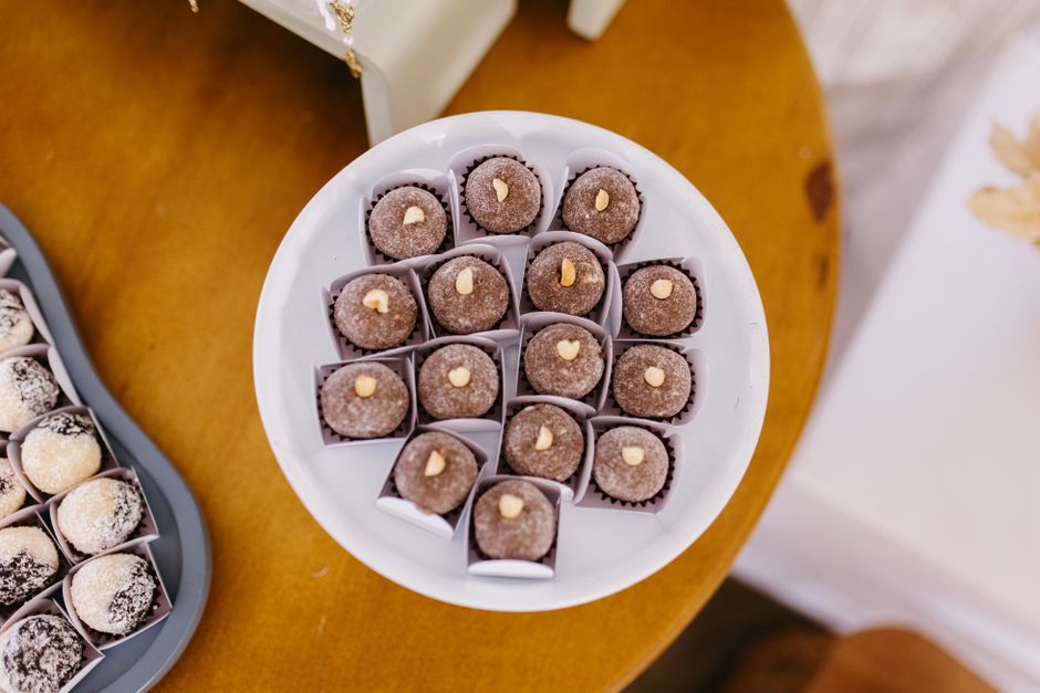 Boules d'énergie au cacao et à la noix de coco sur une assiette